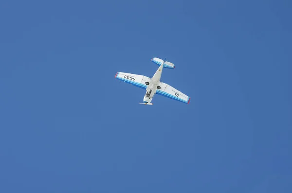 航空機ヤコブレフ 18T 実行アクロバット飛行 — ストック写真