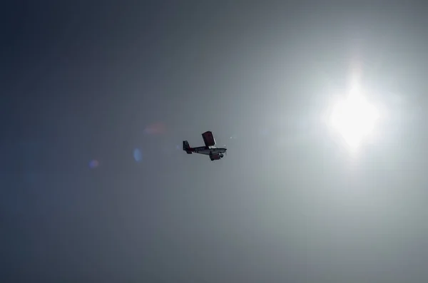 Тренировочный Самолет Фоне Солнца — стоковое фото