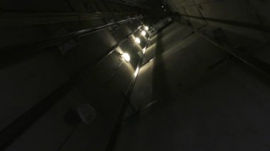 Asansör boşluğu. Asansörden hareketi. Bölüm 1.