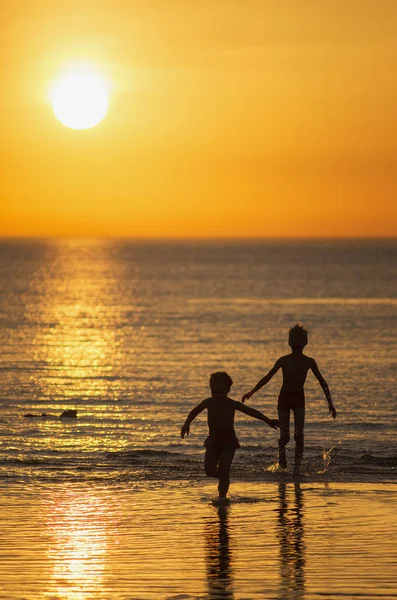 Children Play Sea Sunset — Stock Photo, Image