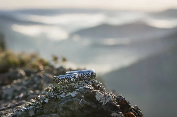 Anillos Plata Con Una Imagen Grabada Piedra Alatyr Encuentran Piedra — Foto de Stock