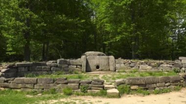 Zhane Nehri vadisinde Dolmen.