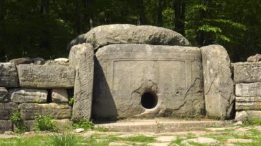 Zhane Nehri vadisinde Dolmen.