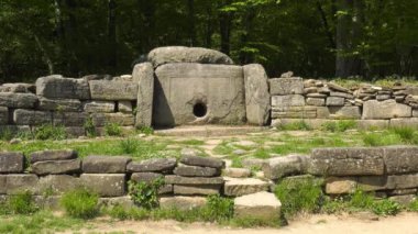 Zhane Nehri vadisinde Dolmen.
