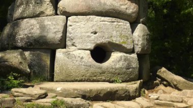 Zhane Nehri vadisinde Dolmen.