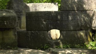 Zhane Nehri vadisinde Dolmen.