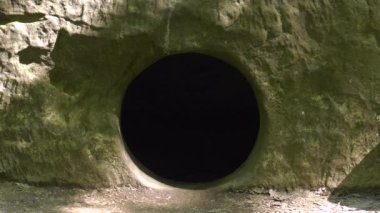 Zhane Nehri vadisinde Dolmen.