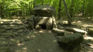 Zhane Nehri vadisinde Dolmen.
