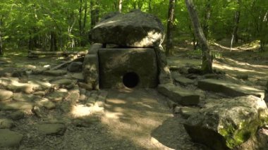 Zhane Nehri vadisinde Dolmen.