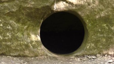Zhane Nehri vadisinde Dolmen.