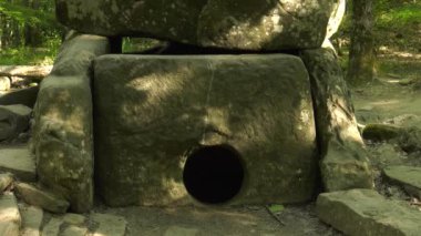 Zhane Nehri vadisinde Dolmen.