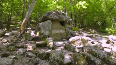 Zhane Nehri vadisinde Dolmen.
