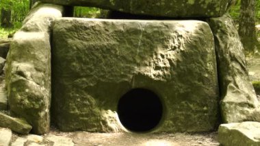 Zhane Nehri vadisinde Dolmen.