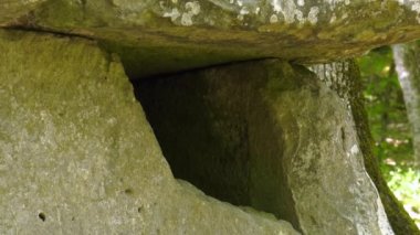 Zhane Nehri vadisinde Dolmen.
