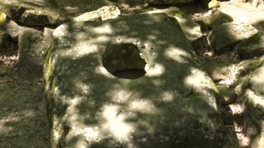 Zhane Nehri vadisinde Dolmen.