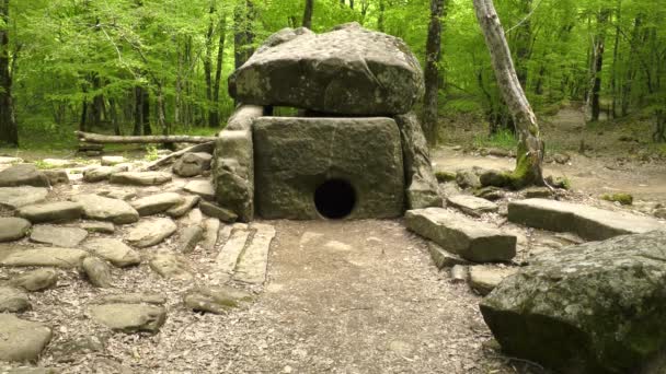 Dolmen Στην Κοιλάδα Του Ποταμού Ζχέιν — Αρχείο Βίντεο