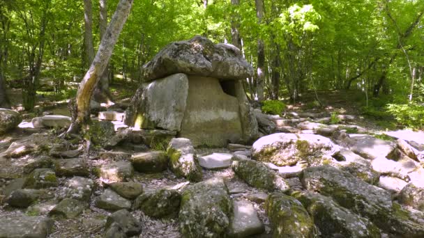 Dolmen Zhane Folyó Völgyében — Stock videók