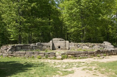 Zhane Nehri vadisinde Dolmen.