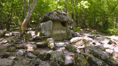 Zhane Nehri vadisinde Dolmen.