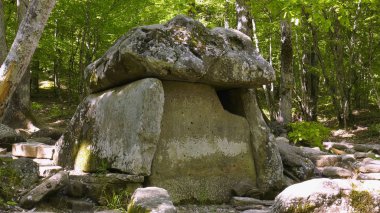 Zhane Nehri vadisinde Dolmen.