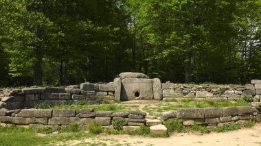 Zhane Nehri vadisinde Dolmen.
