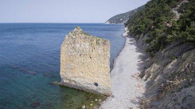 Doğa Anıtı - Yelken Kayası veya Parus Rock. Havadan görünüm.