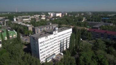 Yaz aylarında Sterlitamak şehri. Şehir Hastanesi binası. Havadan görünüm.