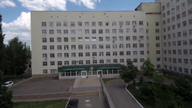 Yaz aylarında Sterlitamak şehri. Şehir Hastanesi binası. Havadan görünüm.