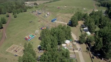 Bashkiria 'da halk festivalleri-Sabantuy-Plow tatili. Havadan görünüm.