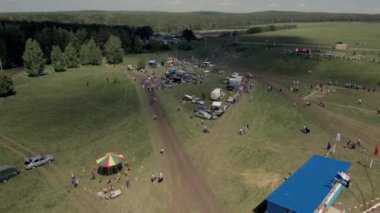 Bashkiria 'da halk festivalleri-Sabantuy-Plow tatili. Havadan görünüm.