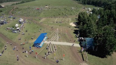 Bashkiria 'da halk festivalleri-Sabantuy-Plow tatili. Havadan görünüm.