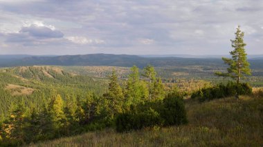 Güney Urals. Gün batımında sonbahar Dağları.