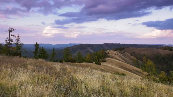 Güney Urals. Gün batımında sonbahar Dağları.