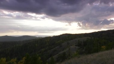 Güney Urals. Gün batımında sonbahar Dağları.