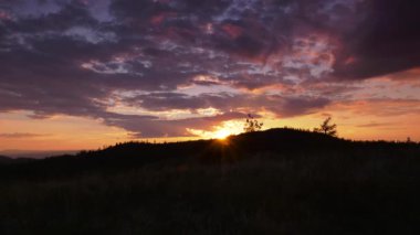 Güney Urals. Gün batımında sonbahar Dağları. Devamı.