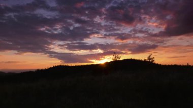 Güney Urals. Gün batımında sonbahar Dağları. Devamı.