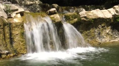 Kafkas Dağları. Dağ nehri zhane.