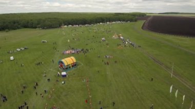 Bashkiria 'da halk festivalleri-Sabantuy-Plow tatili. Havadan görünüm.