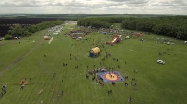 Bashkiria 'da halk festivalleri-Sabantuy-Plow tatili. Havadan görünüm.