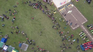 Bashkiria 'da halk festivalleri-Sabantuy-Plow tatili. Havadan görünüm.