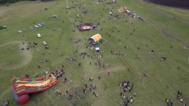 Bashkiria 'da halk festivalleri-Sabantuy-Plow tatili. Havadan görünüm.