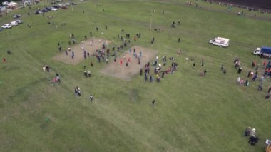 Bashkiria 'da halk festivalleri-Sabantuy-Plow tatili. Havadan görünüm.