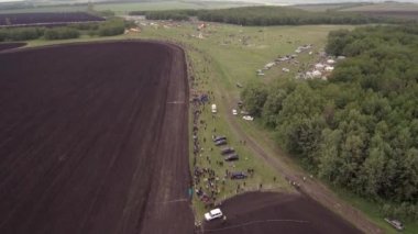 Bashkiria Halk festivalleri - Sabantuy - pulluk tatil. Yarış. Havadan görünüm.