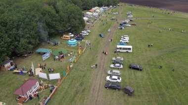 Bashkiria 'da halk festivalleri-Sabantuy-Plow tatili. Havadan görünüm.