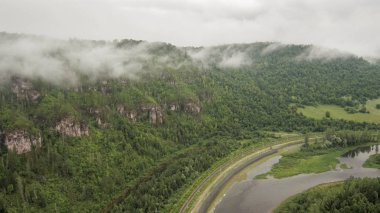 Ural Dağları. Sisteki pembe kayalar.