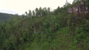 Ural Dağları. Sisteki pembe kayalar.