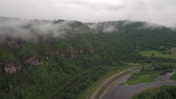乌拉尔山脉 雾中的粉红色岩石 电气化铁路路段 — 图库视频影像