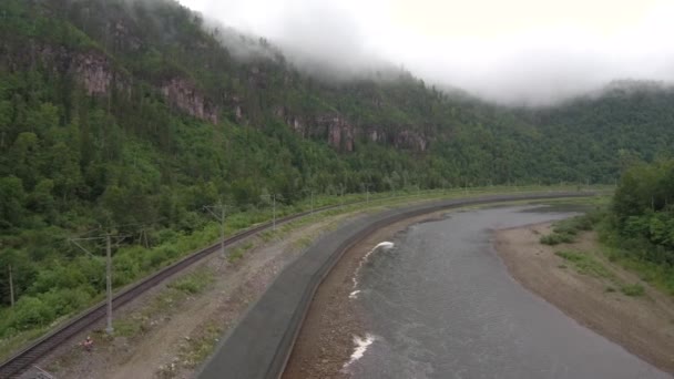 Ural Góry Różowe Skały Mgle Odcinek Zelektryfikowanej Linii Kolejowej — Wideo stockowe