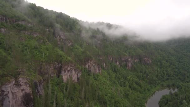 Montañas Urales Rocas Rosadas Niebla — Vídeos de Stock