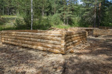 Orman arsa üzerinde kütük kabin üretimi.